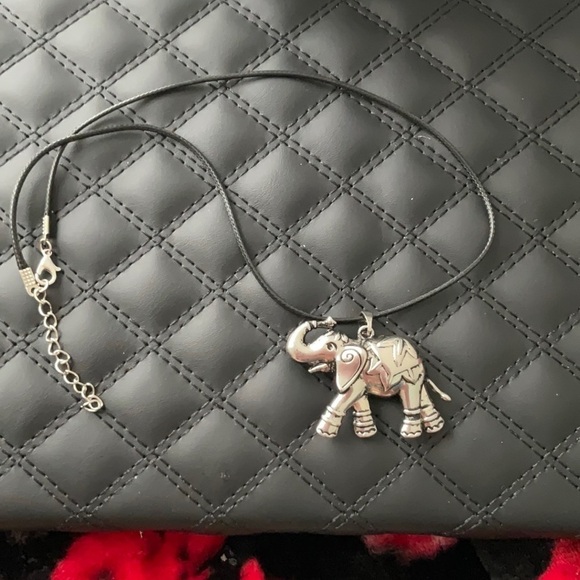 ELEPHANT PENDENT On STRRLING 20” SNAKE CHAIN - Picture 3 of 5